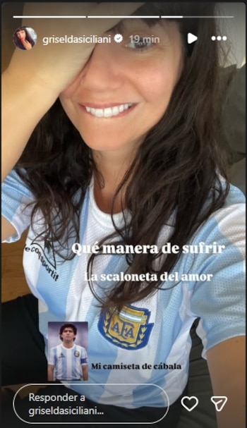 Mujer de cabello oscuro con camiseta de fútbol argentina, sonriendo y tapando su cara. Hay texto superpuesto y una foto pequeña de Diego Maradona