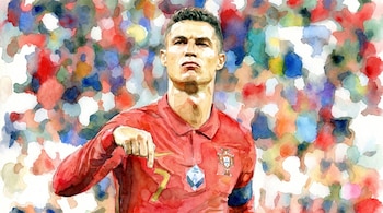 Pintura en acuarela de Cristiano Ronaldo en camiseta roja de Portugal con el número 7, apuntando hacia abajo, sobre un fondo abstracto y colorido.