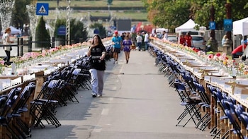 “La mesa que nos une”: el gesto solidario de miles de personas que batió un récord Guinness en Rumania