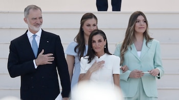 La infanta Sofía sigue la estela de su madre y opta por un traje de chaqueta en la misa con el papa León XIV: su discreto guiño a la reina Sofía