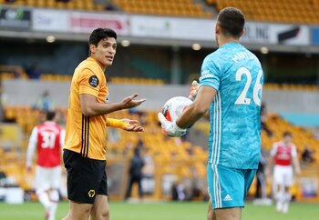 Raúl Jiménez y Dibu Martínez,