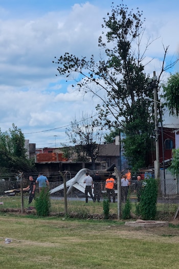 Argentina: Avión del presidente del River se despista, choca y se incendia en San Fernando 10 La policía rodea el perímetro alrededor del avión