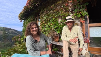 Ana y Max reconstruyeron un pueblo entero en la montaña asturiana: “A mí el campo y la naturaleza siempre me tiraron, y es aquí donde estoy feliz”