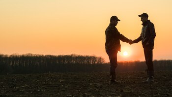 Expertos instan a promover el libre comercio internacional y brindar apoyo a los pequeños agricultores