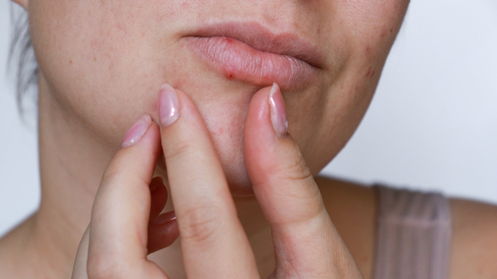 La saliva estropea los labios. Freepik