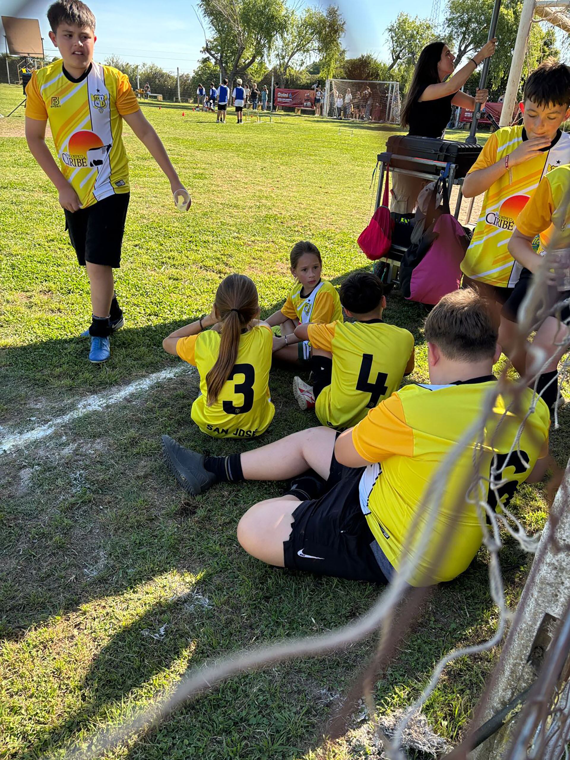 Los colores papales vuelven a escena como una marca de pertenencia que une generaciones.