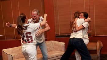 Los Reyes, la Princesa Leonor y la Infanta Sofía celebran eufóricos el pase de España a la final del Mundial