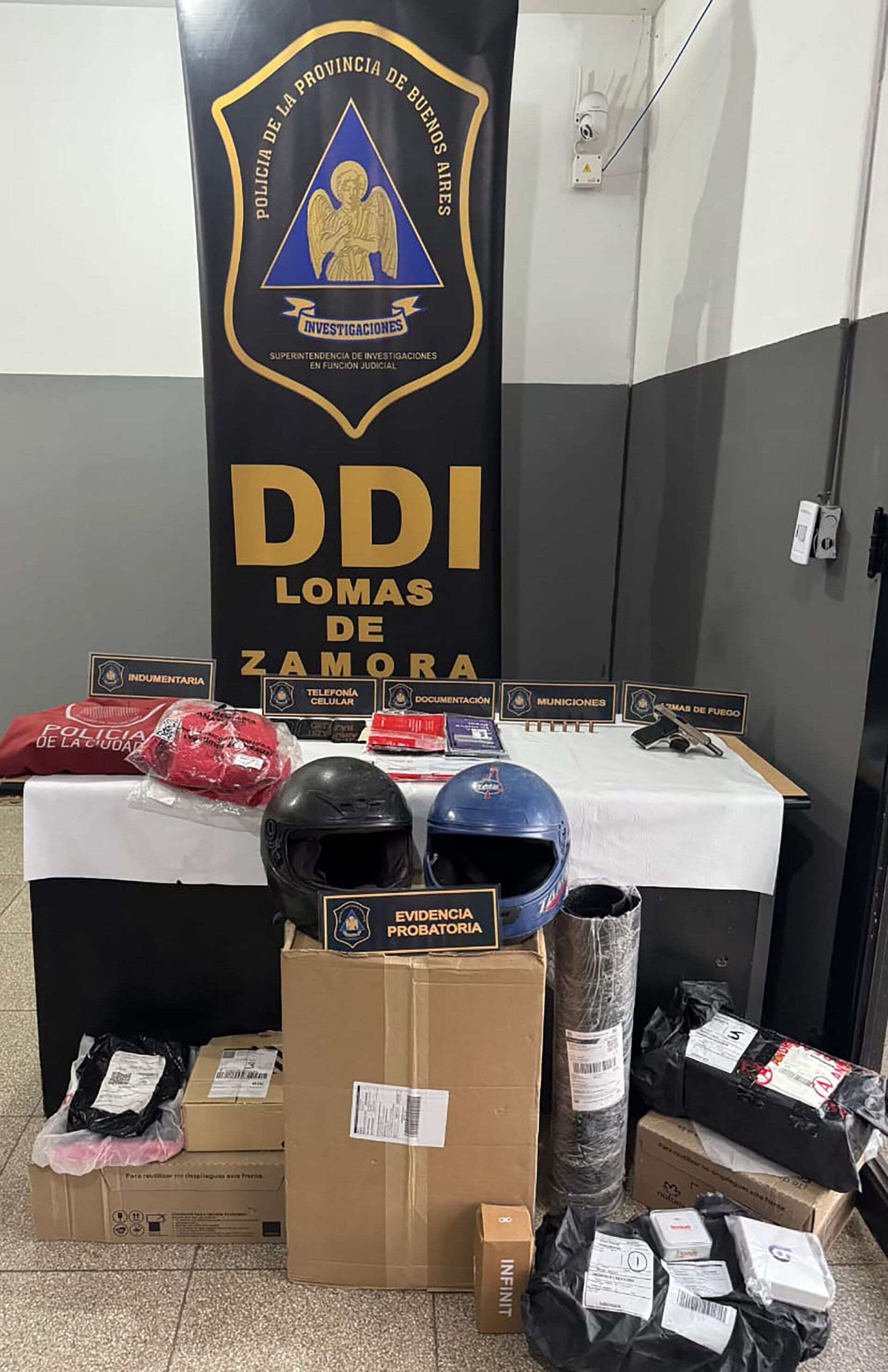 Parte de la mercadería que transportaba la camioneta sustraída