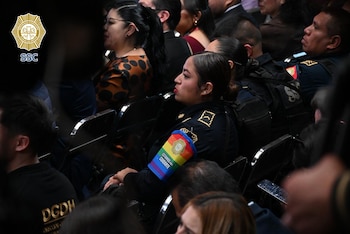 La Secretaría de Seguridad Ciudadana de la Ciudad de México incorpora un carro alegórico integrado por 30 policías LGBTTTIQ+ a la XLVIII Marcha del Orgullo. Crédito: SSC