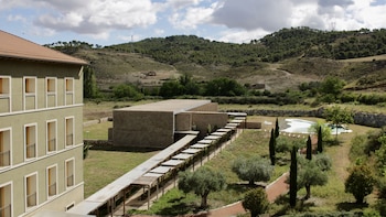 El increíble balneario de La Rioja con casi 200 años y en mitad de la naturaleza: de influencia suiza y con rutas de senderismo
