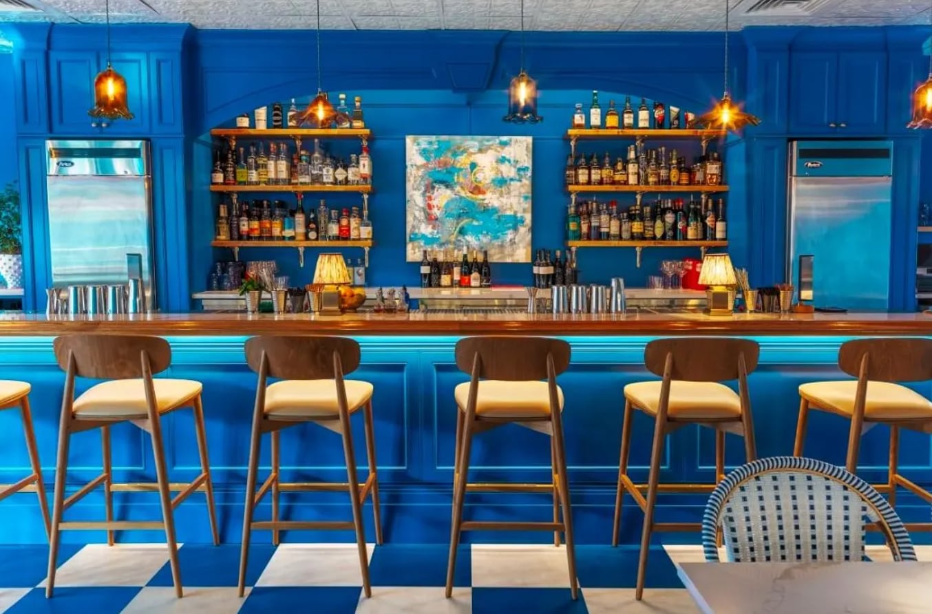 La selección de bares como Bar Please! y Bar Chenin muestra un enfoque en coctelería técnica, narrativa creativa e identidad local en Estados Unidos (Bar Please!)