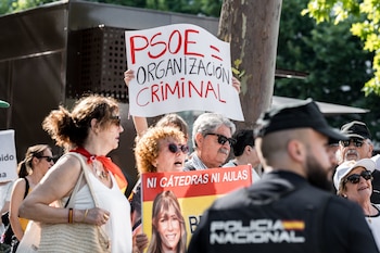Manifestantes a las puertas de los Juzgados de Plaza de Castilla. (Diego Radamés/Europa Press)