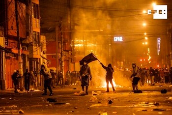 Manifestantes y policía se enfrentan