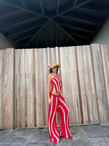 El conjunto de crochet a rayas y pantalón de tiro alto suma textura artesanal y estilo country chic, ideal para el after-beach (@pampitaoficial)
