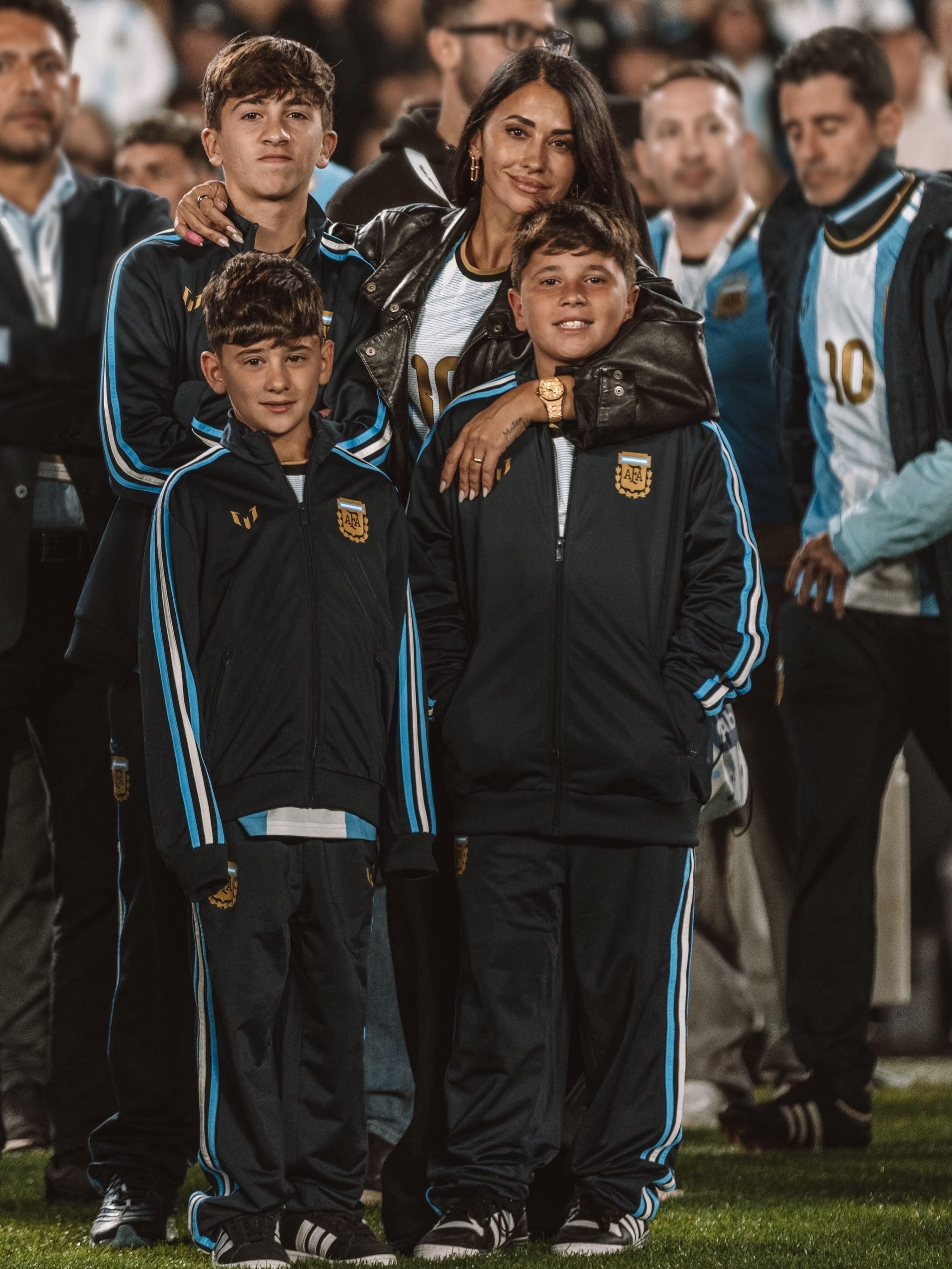 Antonela Roccuzzo junto a sus hijos emocionada en el último partido del 10 con la camiseta albiceleste