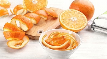 Ilustración de naranjas enteras y cortadas, cáscaras de naranja en un cuenco y sobre una tabla de madera, y un pelador.