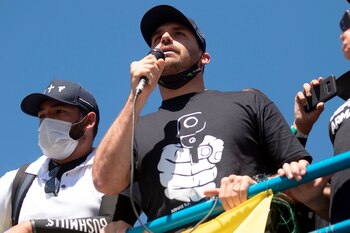 El diputado Eduardo Bolsonaro (d),