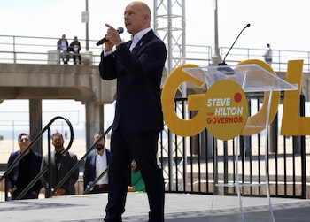 El ascenso de Steve Hilton en la carrera por la gobernación de California sorprende al electorado y redefine la contienda republicana (Los Angeles Times)