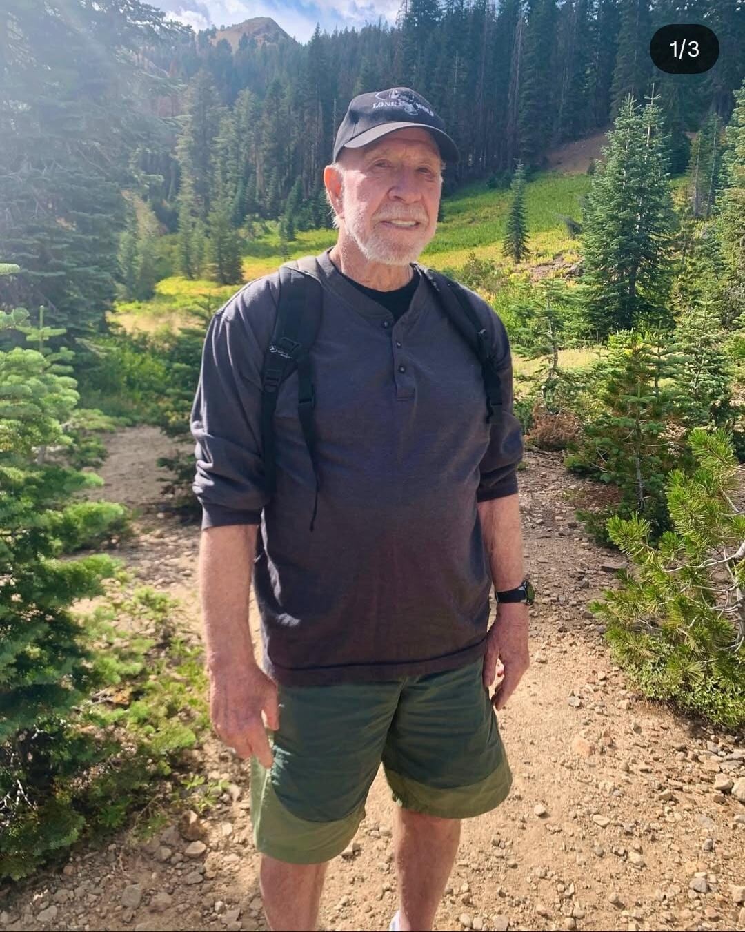 En 2025, cuando tenía 85 años, Chuck Norris mostró que todavía disfrutaba practicar senderismo (Instagram)