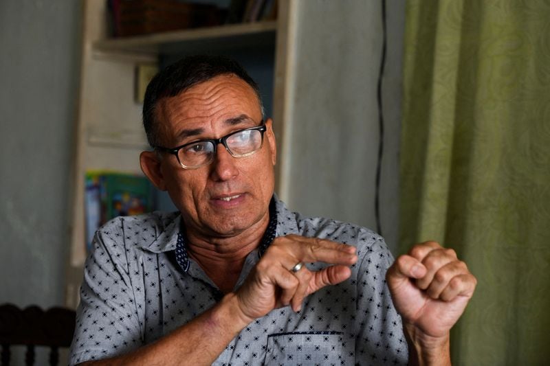 El disidente cubano José Daniel Ferrer, fundador del grupo opositor Unión Patriótica Nacional de Cuba (Unpacu), habla con Reuters durante una entrevista en su casa en Santiago de Cuba, Cuba, el 8 de abril de 2025. REUTERS/Norlys Perez