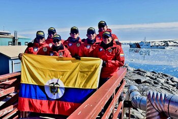 Buque Simón Bolívar de la Armada de Colombia en la Antártida