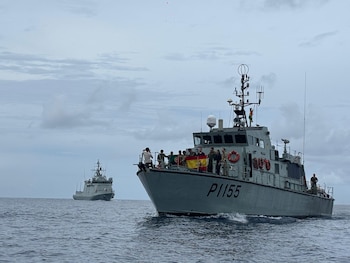 Imagen del BAM ‘Furor’ realizando un ejercicio de tipo PASSEX con el buque portugués ‘NRP Centauro’ (EMAD)