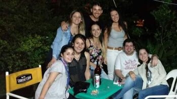 Junto a otro grupo de