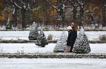 La gente camina por el
