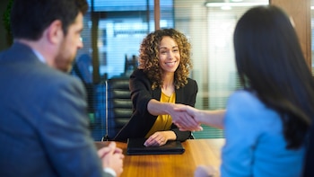Tus manos pueden marcar la diferencia en una entrevista de trabajo: qué hacer, cómo colocarlas y qué gestos evitar
