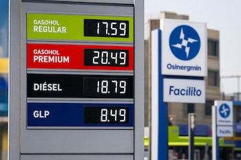 Panel informativo con precios de gasohol, diésel y GLP junto a un letrero de Osinergmin y Facilito.