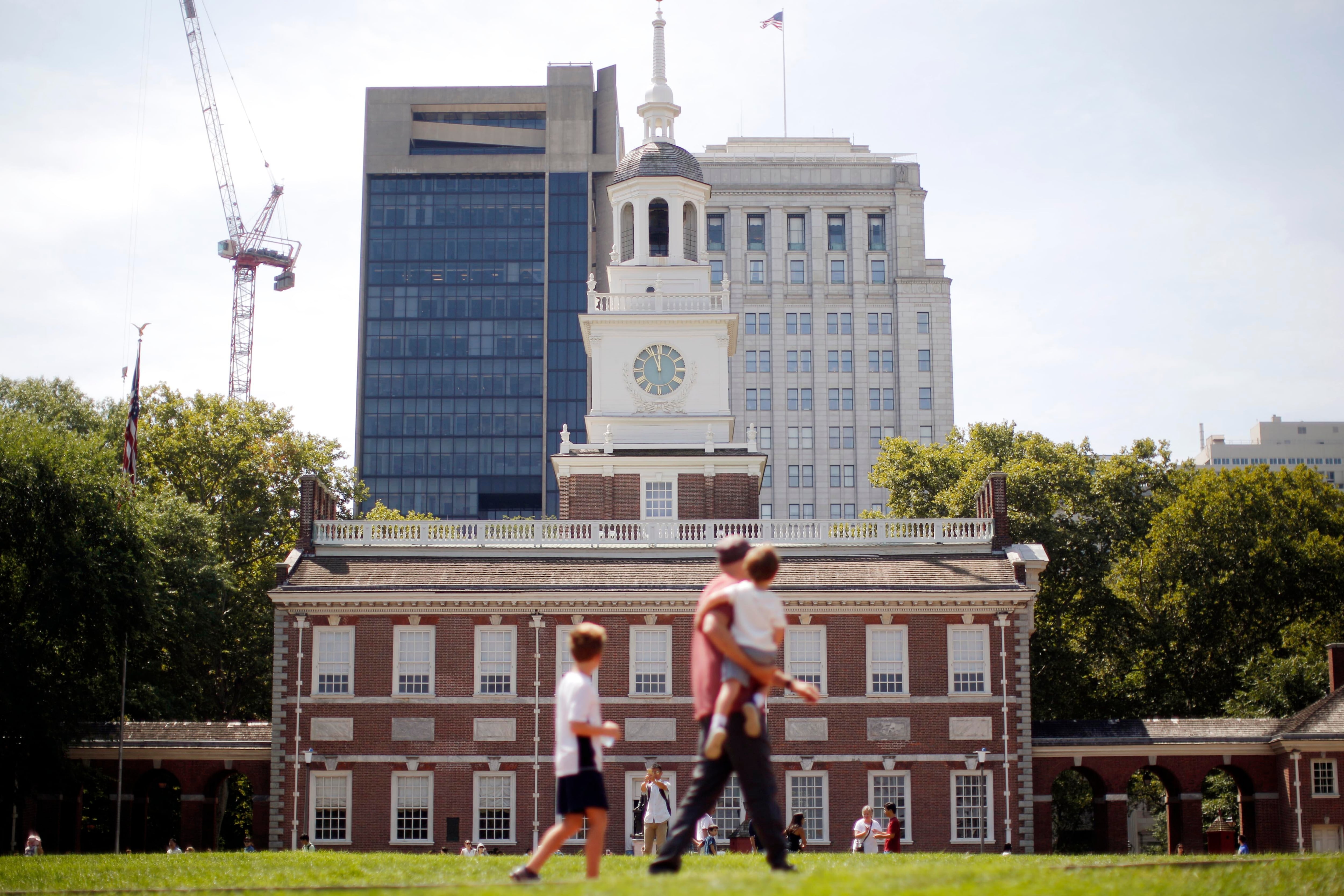 El parque histórico de Filadelfia será el sitio donde quedará enterrada la cápsula, resguardada bajo un monumento que identificará su ubicación exacta (Foto AP/Matt Rourke, archivo)