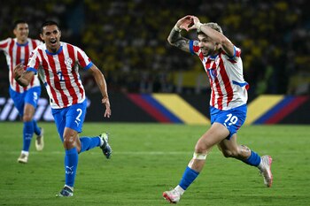 Julio Enciso celebrando el empate