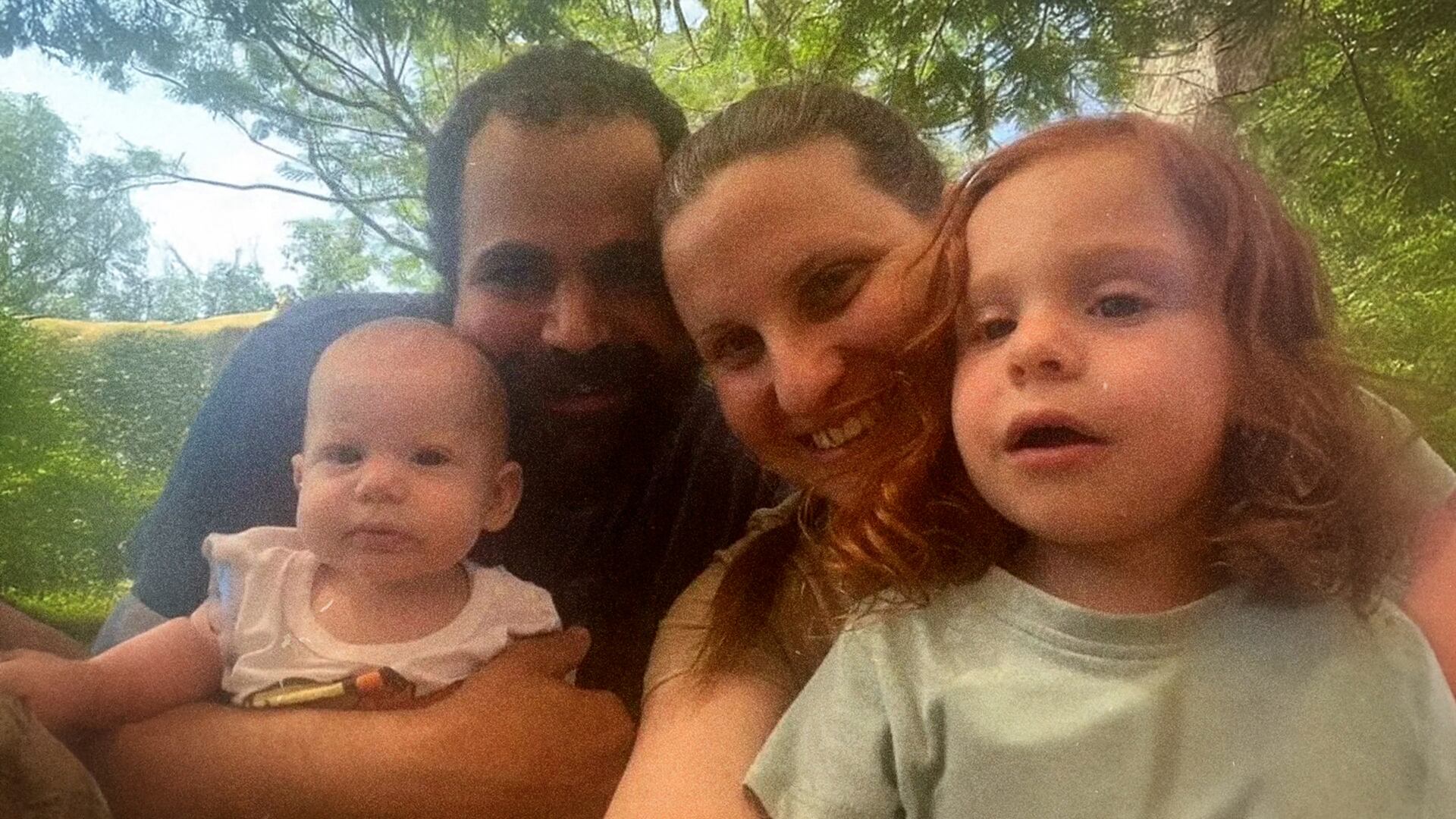 Imagen de archivo de Yarden Bibas, su esposa Shiri y sus hijos Ariel y Kfir