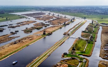 Los molinos de viento que accionan compuertas en Kinderdijk, Holanda, el 21 de marzo de 2023. Alrededor de un tercio del país está bajo el nivel del mar y este sistema ayuda a evitar inundaciones. (AP Foto/Michael Probst)