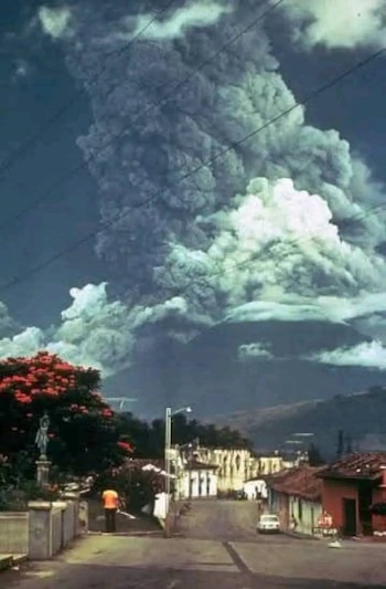 El nombre indígena Chi Q'aq' del Volcán de Fuego alude a "donde hay fuego" y sobrevivió a un intento colonial de rebautizarlo como Santa Catarina.