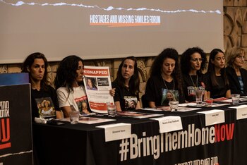 Reuma Tarshansky sostiene un póster