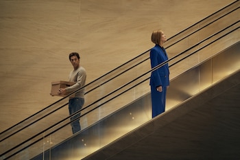 Sacha Baron Cohen y Rosamund Pike lideran el elenco en una comedia sobre un ejecutivo trasladado a un mundo dominado por mujeres.(Crédito: Rob Youngson/Netflix © 2026)