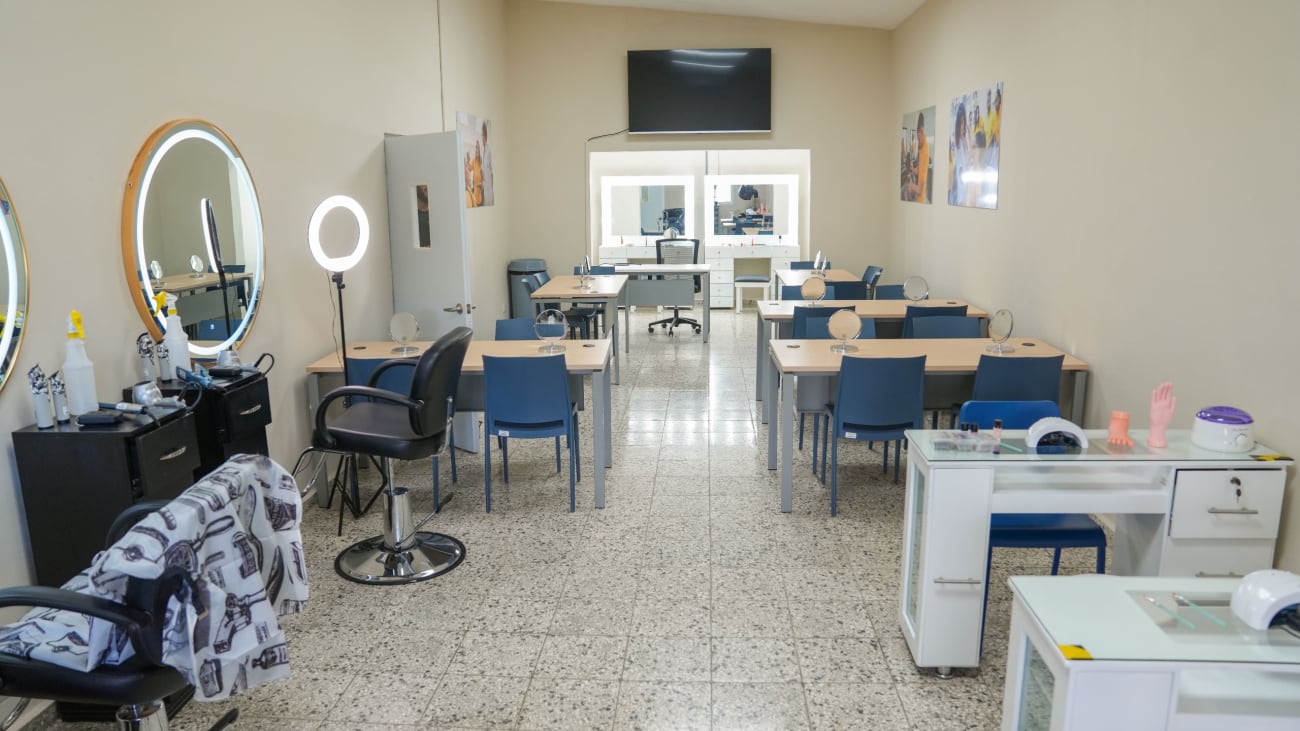 La nueva sede en Santo Domingo Este arranca con ocho programas, 109 alumnos activos y una meta de hasta 25 cursos este año para acercar capacitación y empleo. (Cortesía: Gobierno de República Dominicana)