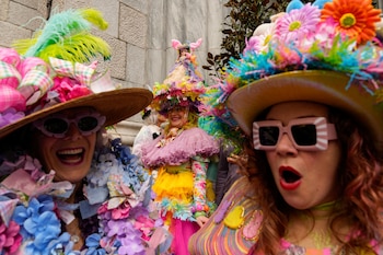El desfile de sombreros de Pascua en la Quinta Avenida de Nueva York reúne a miles de participantes con atuendos y decoraciones extravagantes (REUTERS/Adam Gray).