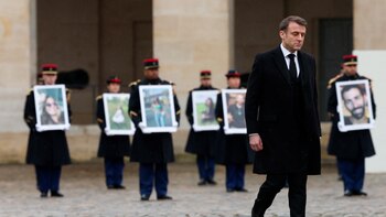 Macron homenajea a las víctimas