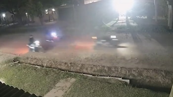 “Dame porque te quemo”: cuatro delincuentes lo encerraron, lo amenazaron con un arma y le robaron la moto