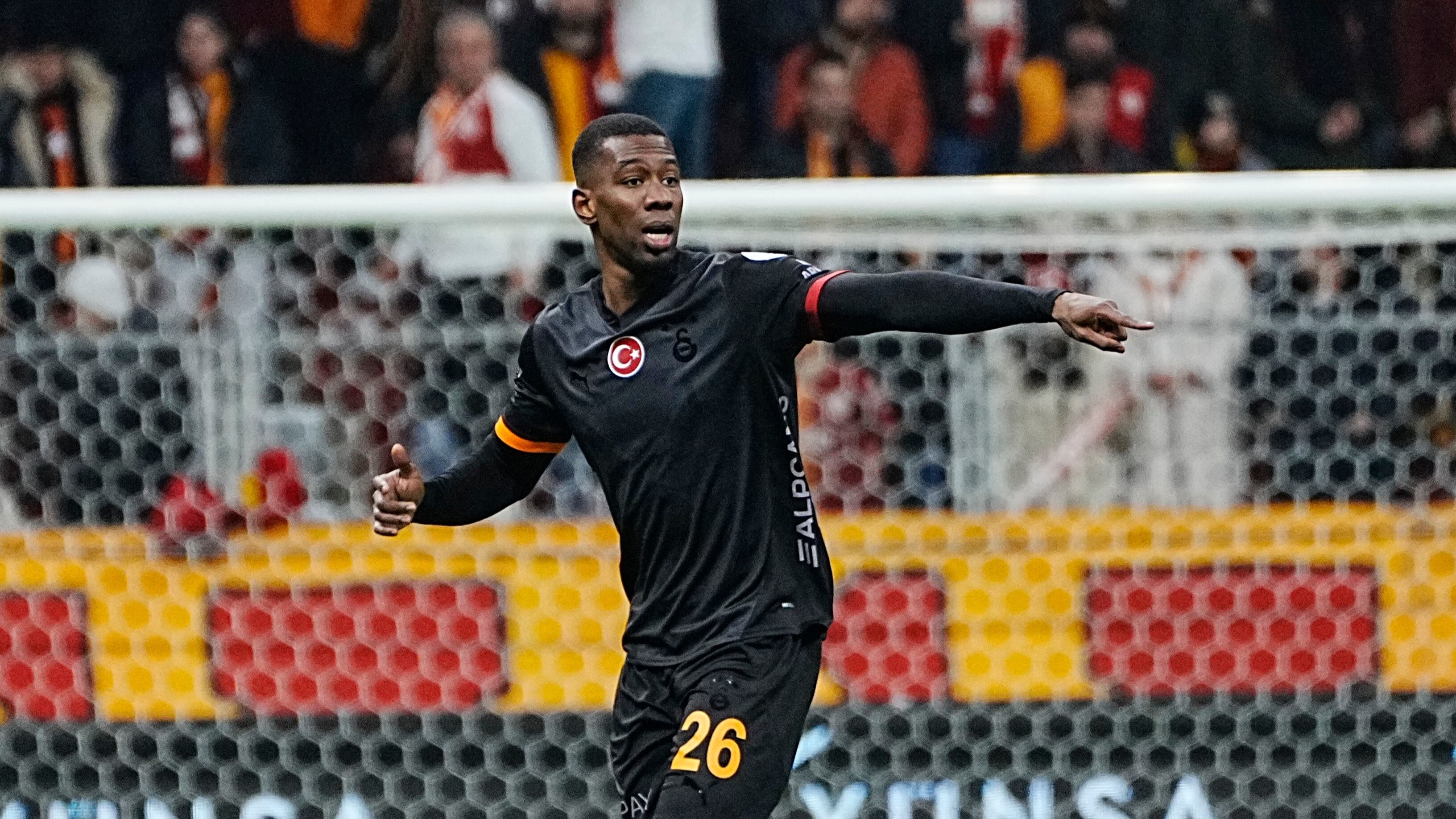 Carlos Cuesta sigue sin encontrar su salida del Galatasaray, que no lo tendrá en cuenta para la nueva temporada 2025/2026 - crédito Galatasaray