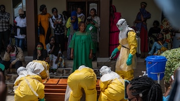 Dolor, caos y más contagios de ébola en el Congo: prohibieron velorios tras el asalto a un hospital donde yacen cuerpos de víctimas