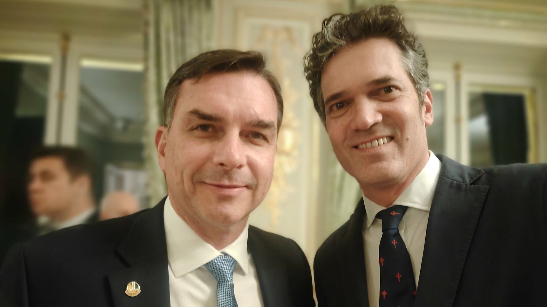 Santiago Muzio, director de Casa Argentina en París, se reunió con el senador Flávio Bolsonaro, hijo del expresidente de ultraderecha de Brasil (@santag78)