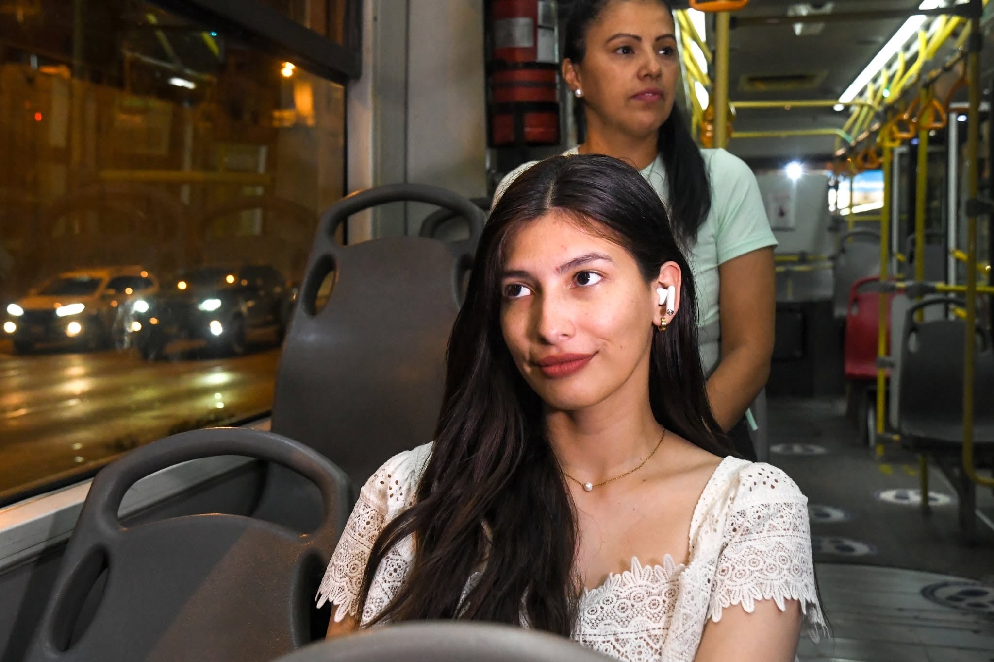 Además, el 49% de quienes escuchan radio también consume música mediante plataformas de streaming, con un promedio de 12 horas semanales dedicadas a este contenido. Foto: Metropolitano