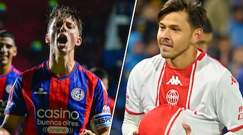 Dos futbolistas. Uno con camiseta azul y roja de San Lorenzo, boca abierta. Otro con camiseta blanca y roja de Argentinos Juniors sujeta un balón.