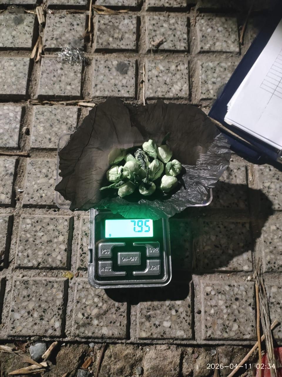 Al momento de escapar hacia el interior del hotel, una de las mujeres dejó caer este paquete con droga