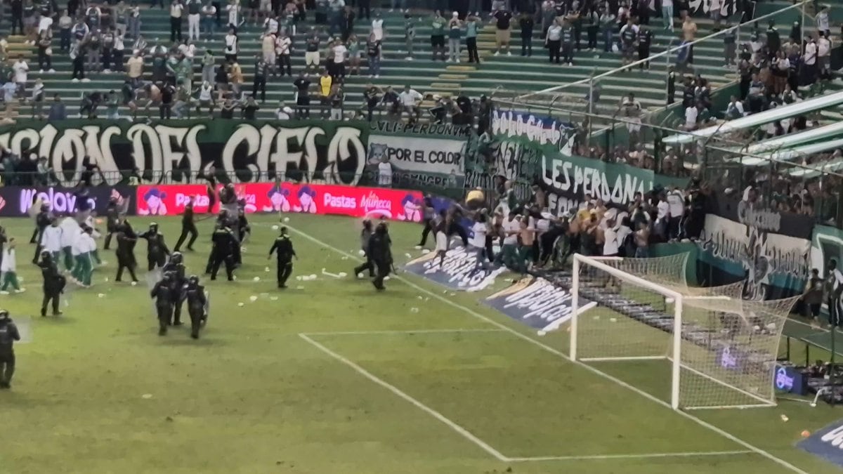 Aficionados del Deportivo Cali ingresaron al terreno de juego durante los minutos finales del partido ante Atlético Bucaramanga. - crédito captura de video