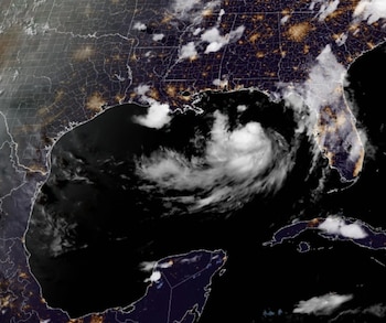 Imagen satelital nocturna del Golfo de México con la tormenta tropical Bertha. Se observan las costas iluminadas de Estados Unidos, México y Cuba con nubes