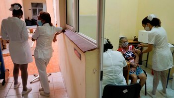 Una mujer recibe en agosto